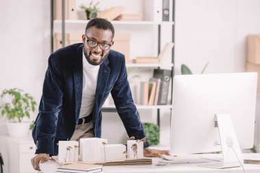 iş binaları modeli ve modern ofis içinde bilgisayar çalışma başarılı Afrikalı-Amerikalı mimar 