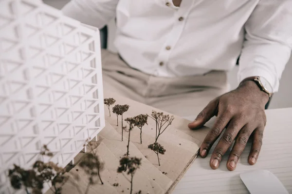 Afrika Kökenli Amerikalı Mimar Mimari Modeli Ofiste Tabloda Oturan Resim — Stok fotoğraf