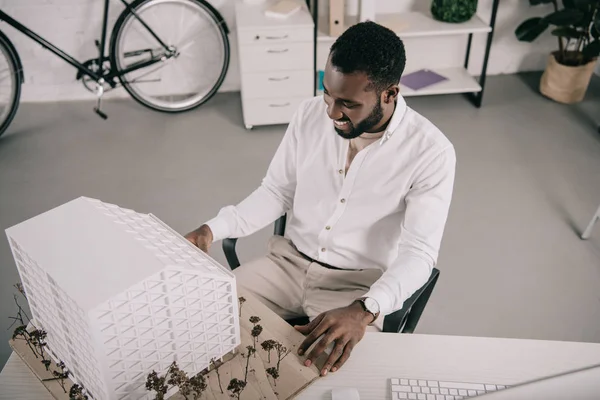 Visão Alto Ângulo Belo Arquiteto Afro Americano Alegre Olhando Para — Fotografia de Stock