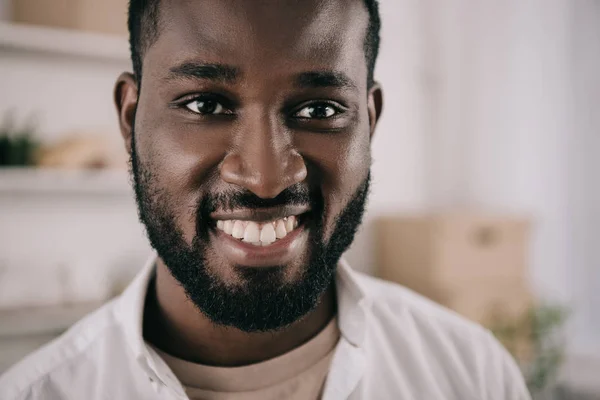 Retrato Sonriente Barbudo Guapo Afroamericano Hombre Negocios Mirando Cámara Oficina — Foto de Stock