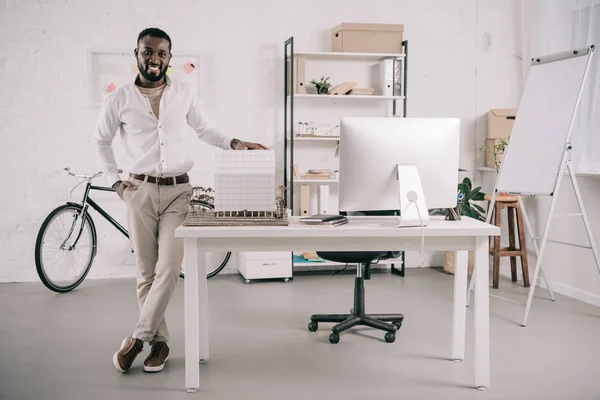 Vrolijke Knappe Afro Amerikaanse Architect Aanraken Van Het Platform Model — Stockfoto