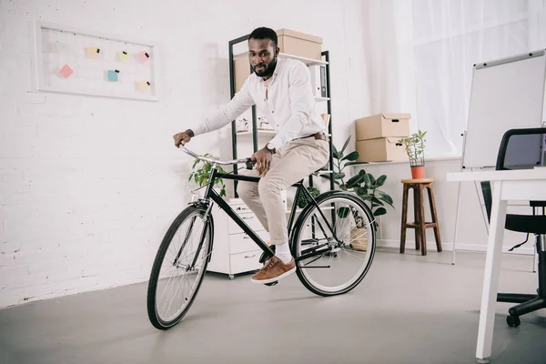 Bonito Africano Americano Empresário Branco Camisa Andar Bicicleta Escritório — Fotografia de Stock