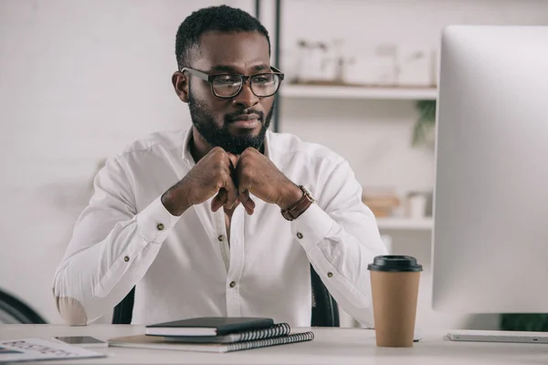 Knappe Afro Amerikaanse Zakenman Zoek Computer Kantoor — Gratis stockfoto