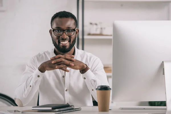 Χαμογελώντας Όμορφος Αφρικανικός Αμερικανός Επιχειρηματίας Κάθονται Στο Τραπέζι Και Βλέπουν — Φωτογραφία Αρχείου
