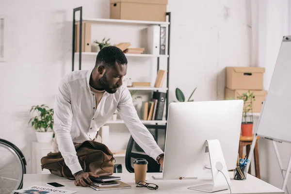 Bonito Africano Americano Empresário Usando Computador Escritório — Fotografia de Stock