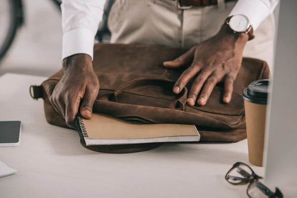 Imagen Recortada Hombre Negocios Afroamericano Tomando Cuaderno Maletín Oficina —  Fotos de Stock