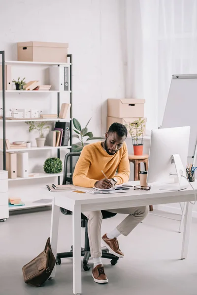 Schöner Afrikanisch Amerikanischer Designer Orangefarbenem Pullover Zeichnung Notizbuch Büro — Stockfoto