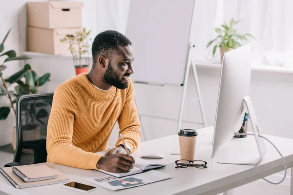 Guapo Africano Americano Diseñador Naranja Suéter Dibujo Portátil Mirando Ordenador — Foto de Stock