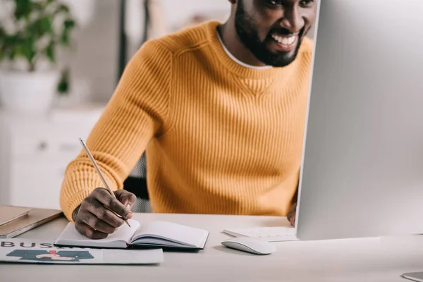 Knappe Afrikaanse Amerikaanse Ontwerper Oranje Trui Werken Computer Kantoor — Stockfoto