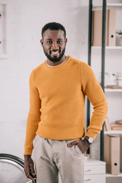 Smiling African American Designer Yellow Sweater Standing Office — Free Stock Photo
