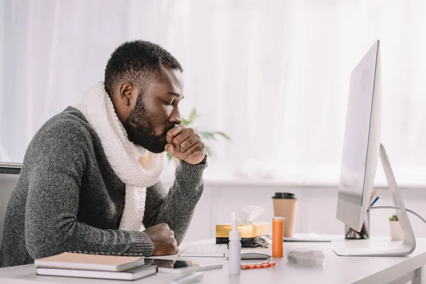 Zieke Afrikaanse Amerikaanse Zakenman Hoesten Werkruimte Met Medicijnen — Stockfoto