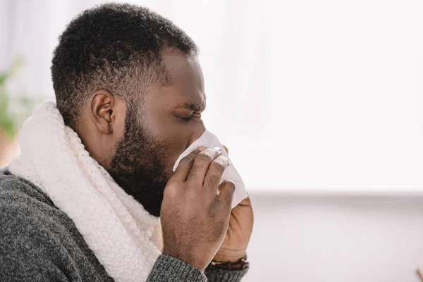 Hombre Afro Americano Enfermo Con Nariz Líquida Sosteniendo Servilleta — Foto de Stock