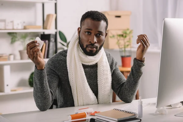 Hombre Afroamericano Enfermo Sosteniendo Servilleta Mientras Está Sentado Lugar Trabajo — Foto de stock gratis