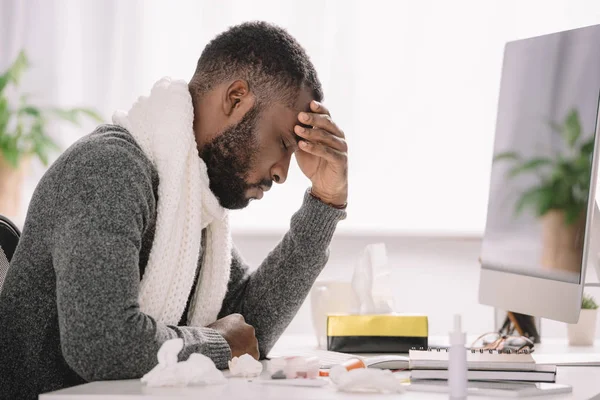 頭痛治療とコンピューターとオフィスで座っていると疲れているアフリカ系アメリカ人 — ストック写真