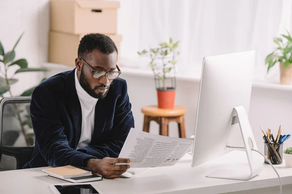 Hombre Negocios Afroamericano Elegante Que Sostiene Documento Que Trabaja Con — Foto de Stock