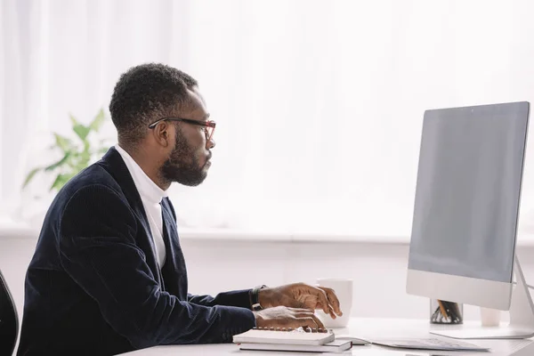 Hombre Negocios Afroamericano Concentrado Que Trabaja Con Computadora Oficina Moderna — Foto de Stock