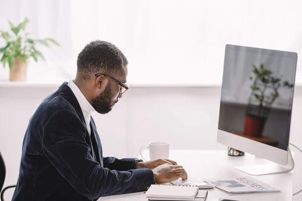 Elsősorban Afro Amerikai Üzletember Gépelés Számítógép Billentyűzet Ban Hivatal — Stock Fotó