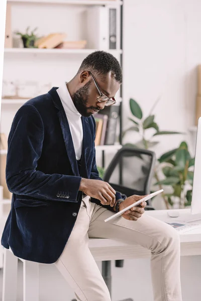 アフリカ系アメリカ人のビジネスマンがオフィスでデジタル タブレットを使用してひげを生やした — ストック写真
