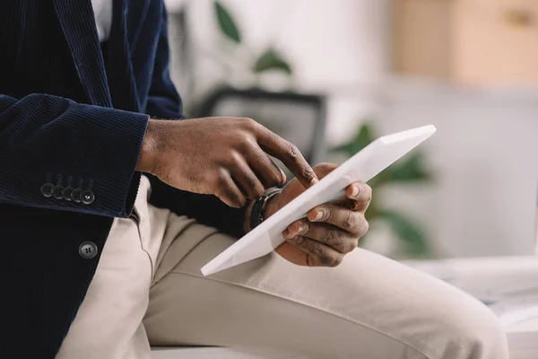 Περικοπεί Θέα Αφρικανικός Αμερικανός Επιχειρηματίας Χρησιμοποιώντας Ψηφιακό Tablet — Φωτογραφία Αρχείου