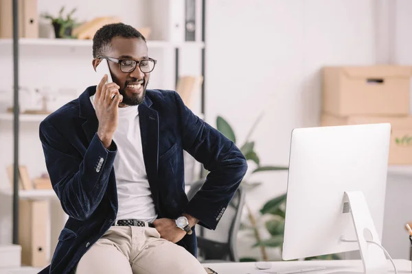 Bem Sucedido Empresário Afro Americano Falando Smartphone Enquanto Sentado Mesa — Fotografia de Stock