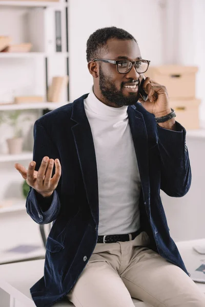 Barbudo Elegante Empresário Afro Americano Falando Smartphone Enquanto Sentado Mesa — Fotos gratuitas