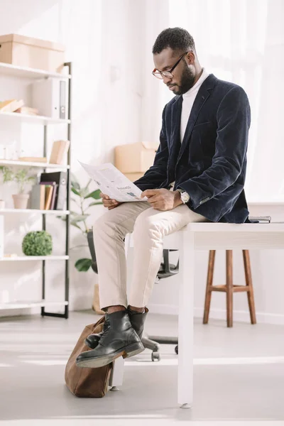 Uomo Affari Afroamericano Giacca Velluto Leggere Giornale Ufficio Moderno — Foto stock gratuita