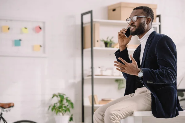 Afryki Amerykański Biznesmen Rozmawia Smartphone Siedząc Stole Nowoczesnym Biurze Brodaty — Zdjęcie stockowe