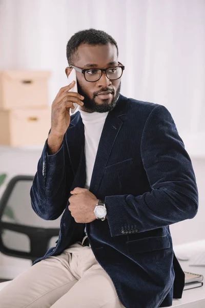 Stylish African American Businessman Talking Smartphone Office — Free Stock Photo