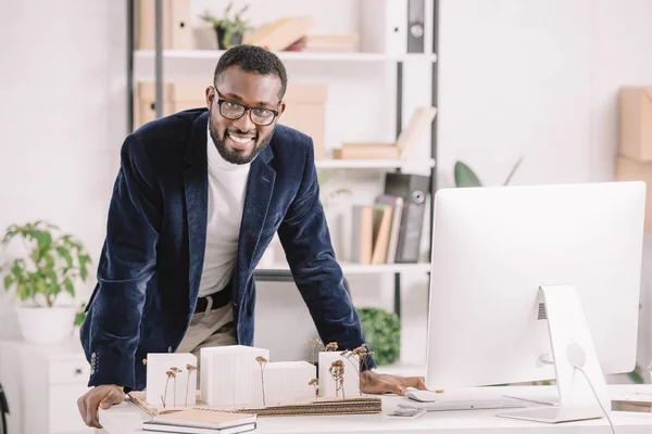 Exitoso Arquitecto Afroamericano Que Trabaja Con Modelo Edificios Negocios Computadora — Foto de Stock