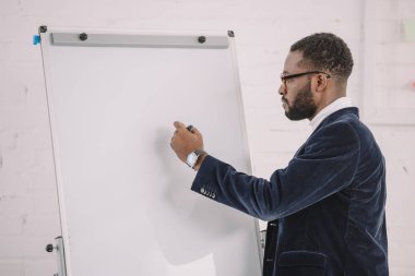 yakışıklı Afrikalı-Amerikalı işadamı Office beyaz tahta üzerinde yazma 