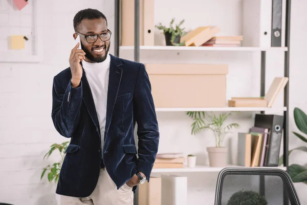 Успешный Африканский Американский Бизнесмен Разговаривает Смартфоне Офисе — стоковое фото