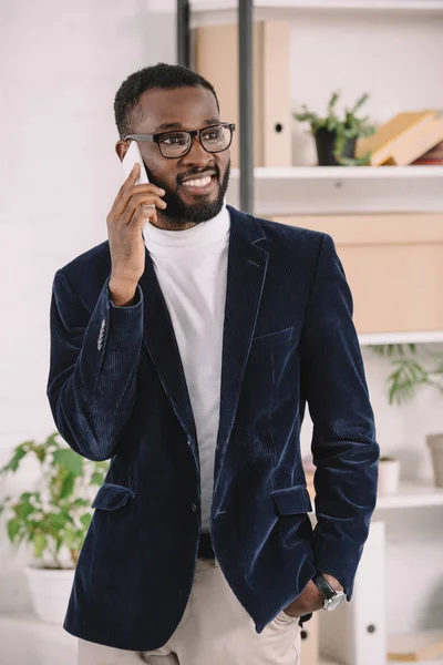 Sorridente Elegante Empresário Afro Americano Falando Smartphone Escritório — Fotografia de Stock