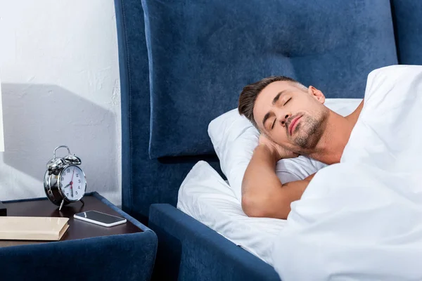 Erwachsener Mann Schläft Bett Neben Wecker Und Smartphone Mit Leerem — Stockfoto