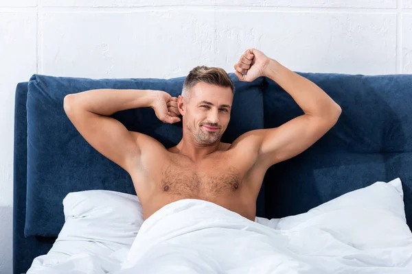 Gülümseyen Gömleksiz Adam Yatakta Evde Sabah Zaman Sırasında Germe — Stok fotoğraf