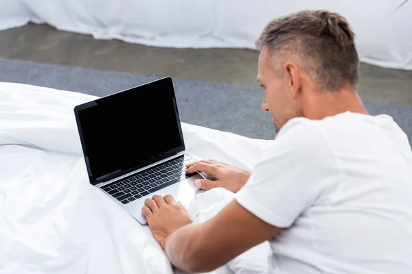 Vista Trasera Del Hombre Acostado Cama Uso Ordenador Portátil Con — Foto de Stock