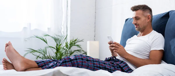 Hombre Feliz Camiseta Blanca Usando Teléfono Inteligente Durante Mañana Cama — Foto de Stock