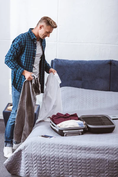 Bonito Adulto Masculino Viajante Embalagem Bagagem Quarto Casa — Fotografia de Stock