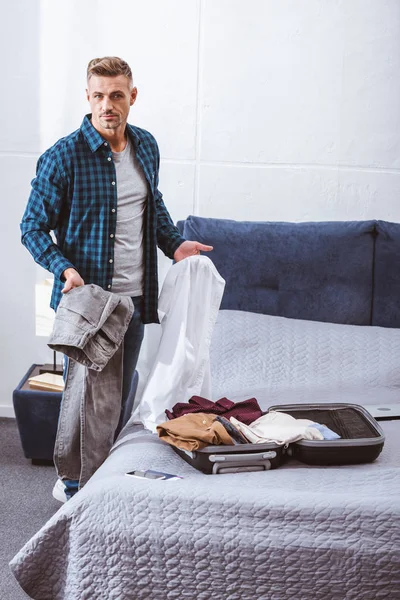 Αυτοπεποίθηση Ενήλικο Αρσενικό Ταξιδιώτη Συσκευασίας Αποσκευών Στο Υπνοδωμάτιο Στο Σπίτι — Δωρεάν Φωτογραφία