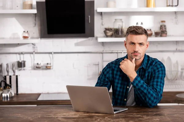 Freelancer Masculino Confiante Sentado Com Laptop Mesa Cozinha Casa — Fotografia de Stock