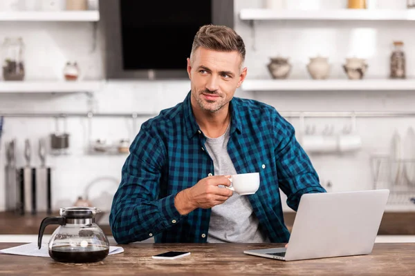 Bonito Sorrindo Homem Segurando Xícara Café Olhando Para Longe Usar — Fotografia de Stock