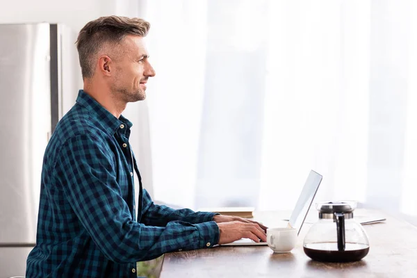 Side View Smiling Man Checkered Shirt Using Laptop Home — Free Stock Photo