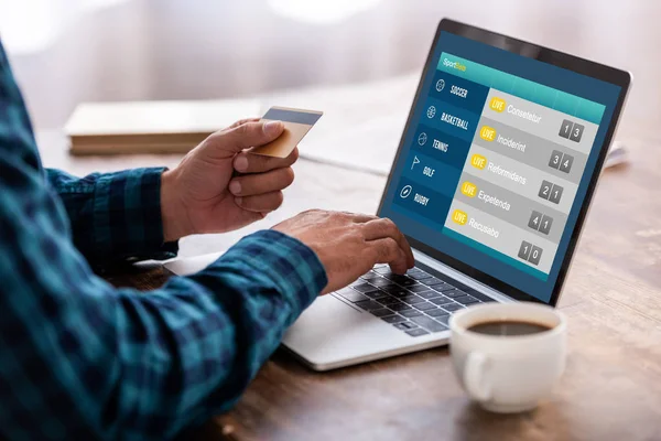 Beskurna Skott Man Håller Kreditkort Och Använder Laptop Med Sport — Stockfoto