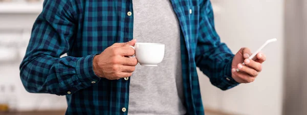 Mitten Delen Man Rutig Skjorta Hålla Kopp Kaffe Och Använda — Gratis stockfoto