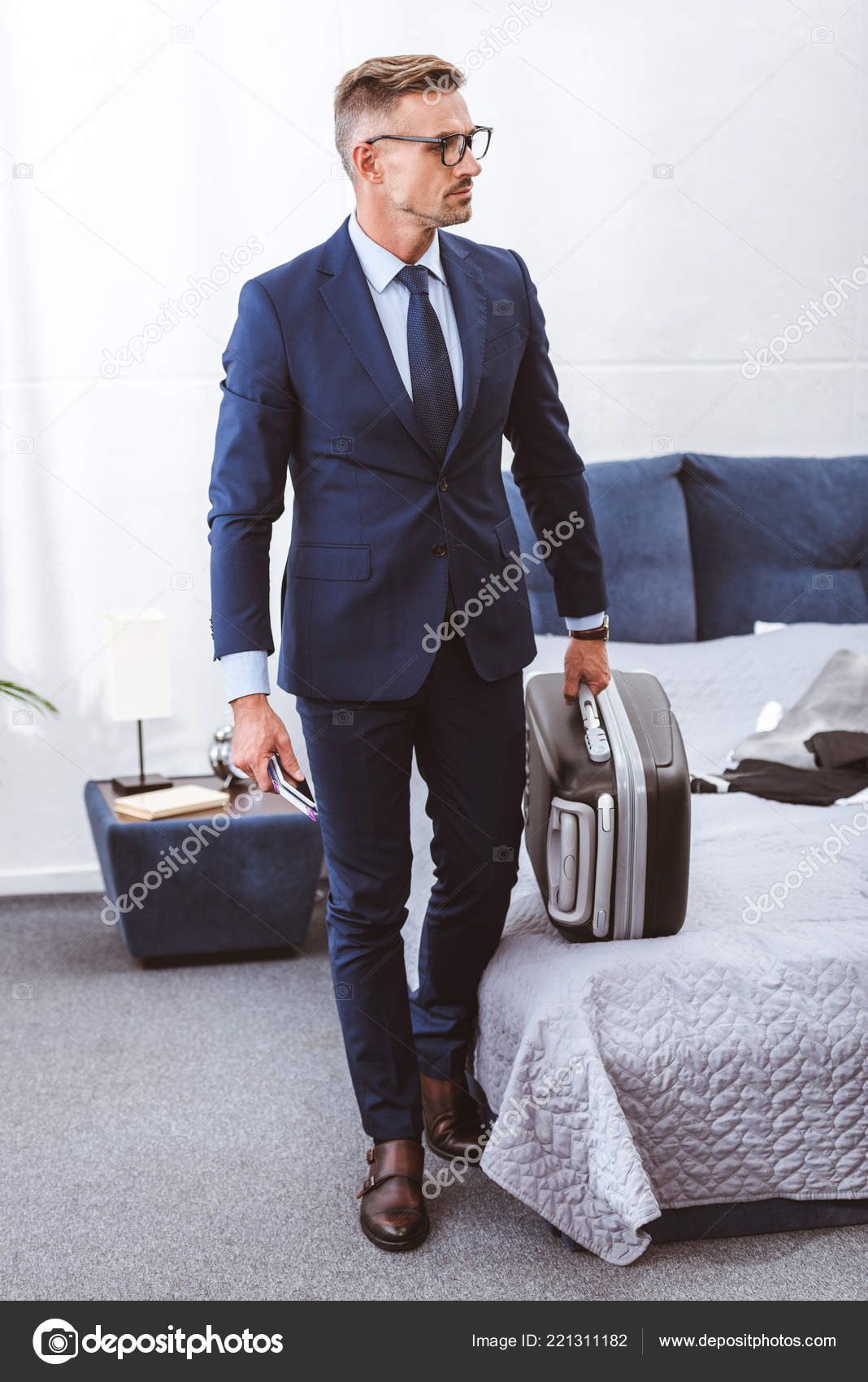 Businessman Formal Wear Holding Suitcase Looking Away Home — Free Stock