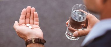 kısmi su ve hapları tutan takım elbiseli işadamı görünümünü  