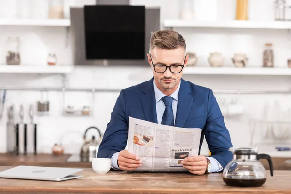 Bonito Empresário Terno Óculos Lendo Jornal Bebendo Café Pela Manhã — Fotografia de Stock