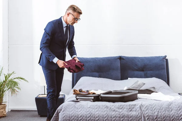 Homem Negócios Bonito Terno Óculos Embalagem Mala Quarto — Fotografia de Stock