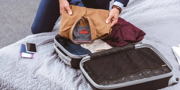 Gedeeltelijke Weergave Van Zakenman Pak Die Koffer Inpakken Bed — Stockfoto