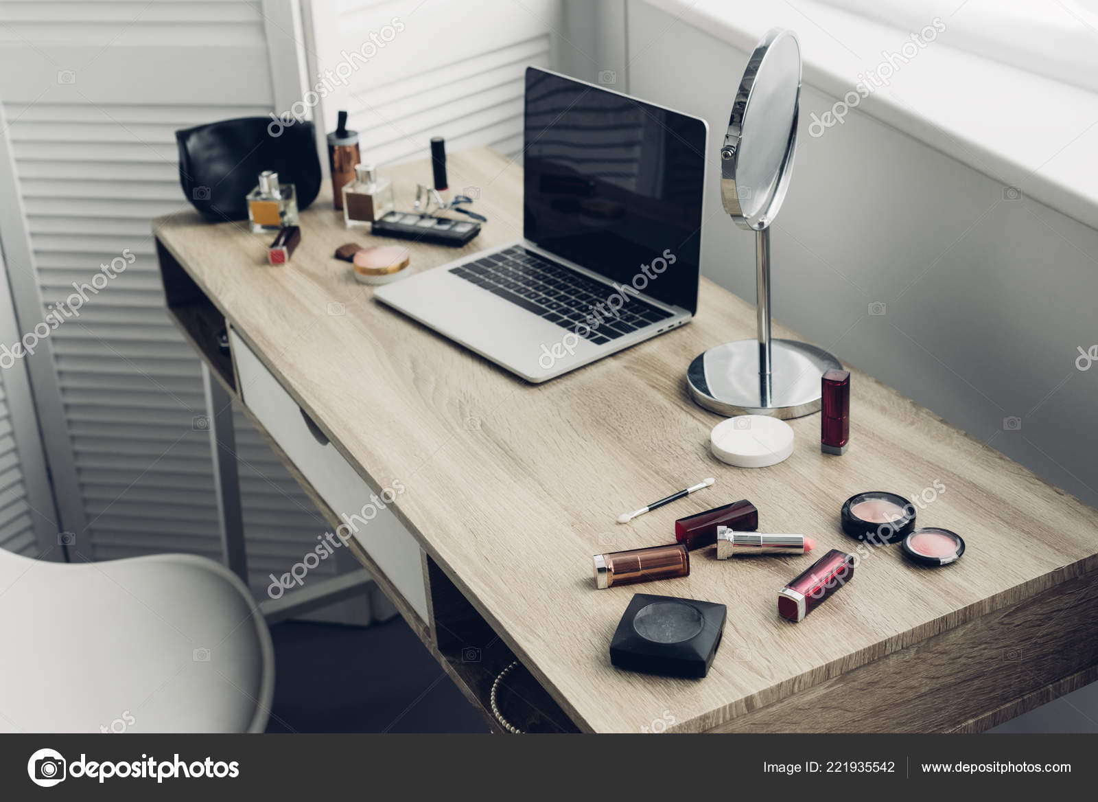 Nahaufnahme Der Arbeitsplatz Mit Laptop Und Make Zubehör Hause ... Nahaufnahme Der Arbeitsplatz Mit Laptop Und Make Zubehör Hause ...