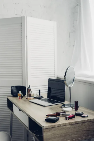 Nahaufnahme Von Modernem Schreibtisch Mit Laptop Und Schminkutensilien Hause — kostenloses Stockfoto